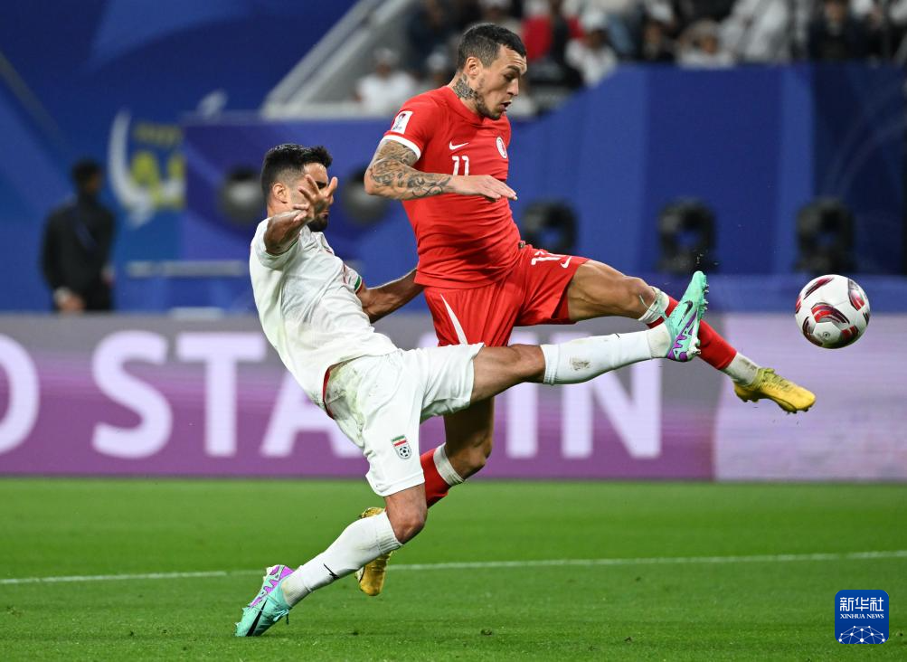 包含伊朗国家队员在比赛中展现出色表现，引领球队获胜的词条