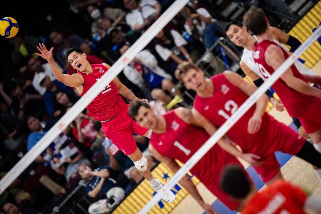 包含伊朗国家队员在比赛中展现出色表现，引领球队获胜的词条