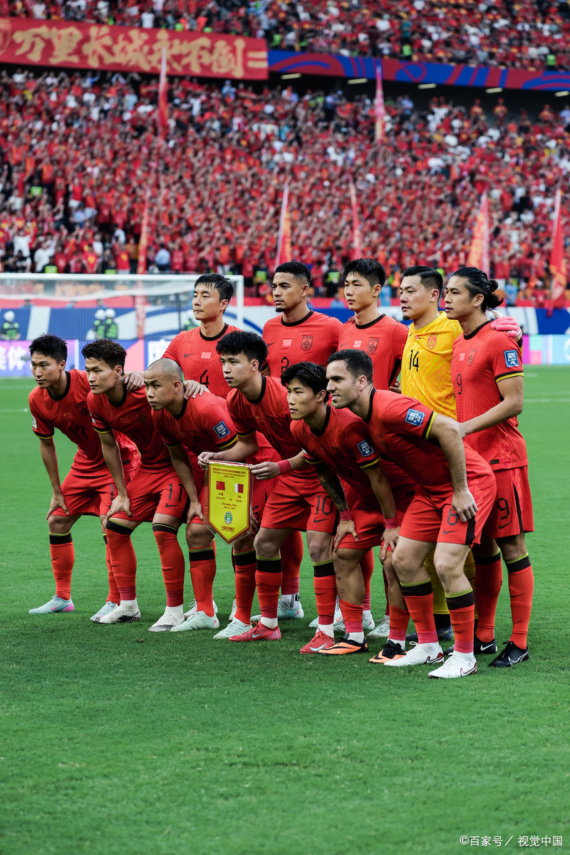 精彩对局即将上演！足球场上激情澎湃的简单介绍