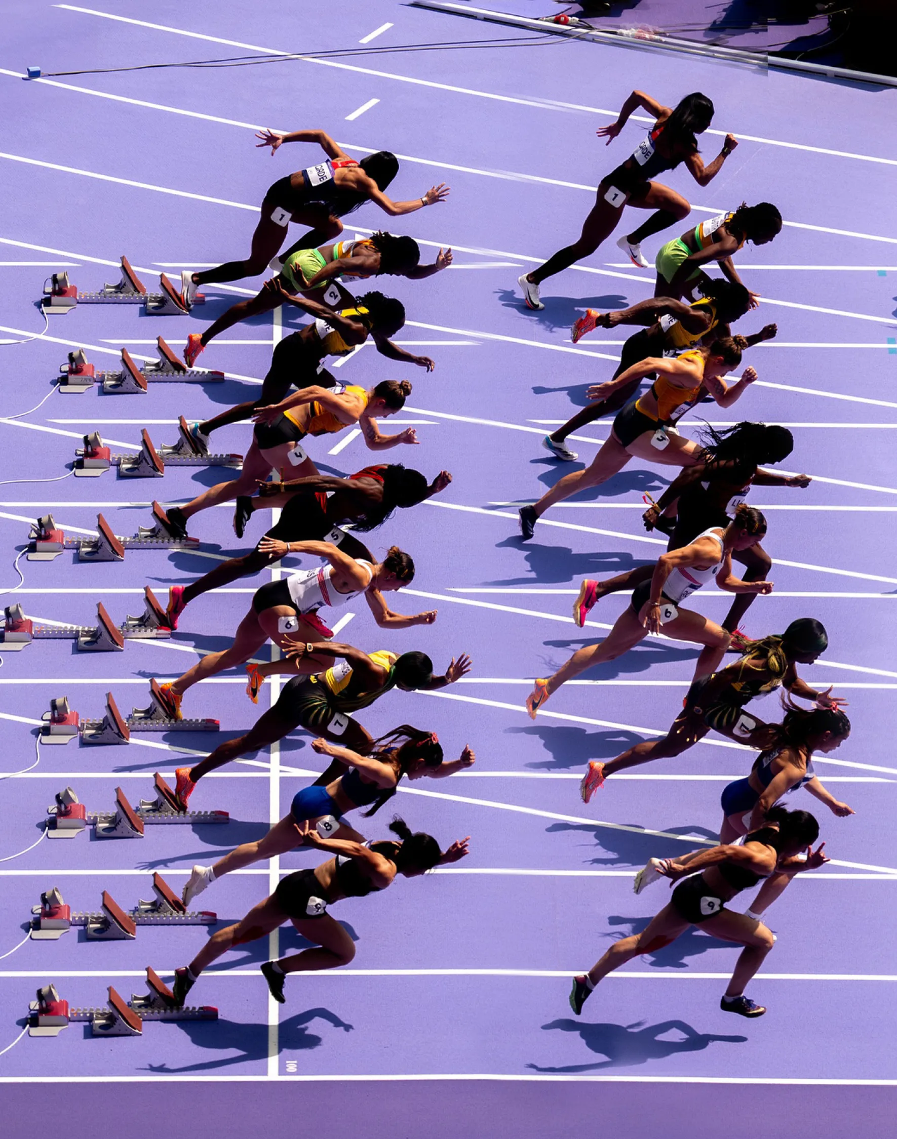 势不可挡！运动员们在赛场上展现出超凡的气质(运动员们在赛场上表现如何?场外观众在干什么?)